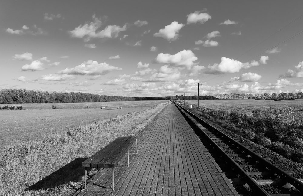 ländlicher Bahnsteig mit alter Holzbank de Medira