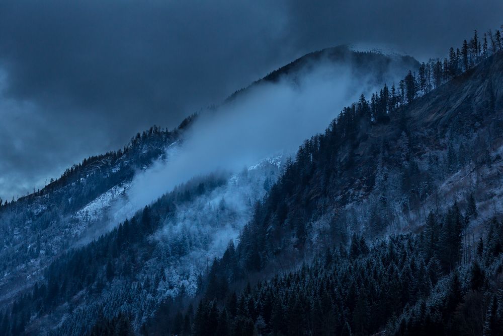 eerie mountain  von MarcGaw