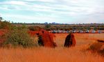 Alle schauen wartend auf den Sonnenuntergang am Uluru / Ayers Rock by Helga Broel