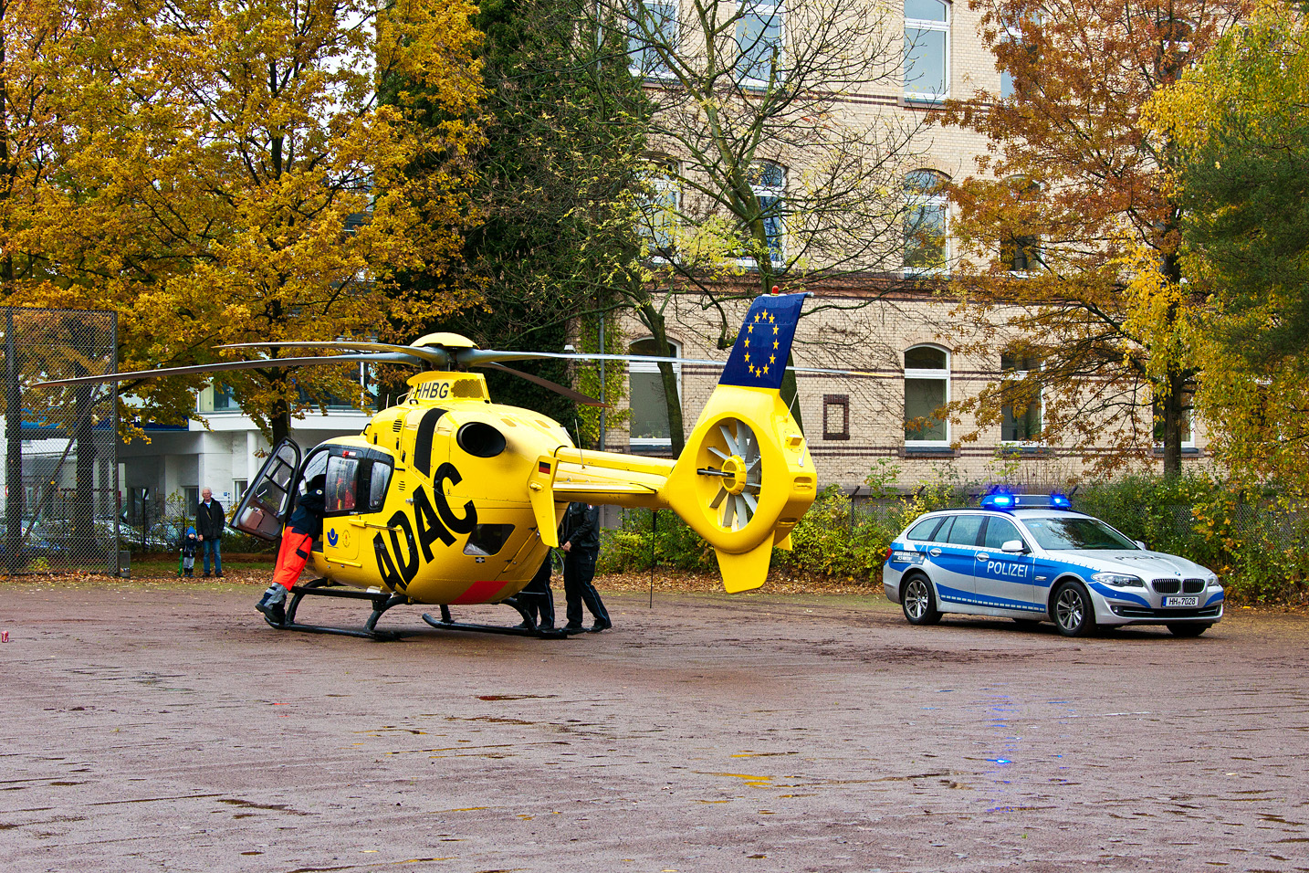 5er BMW als Notarztzubringer neben Christoph Hansa