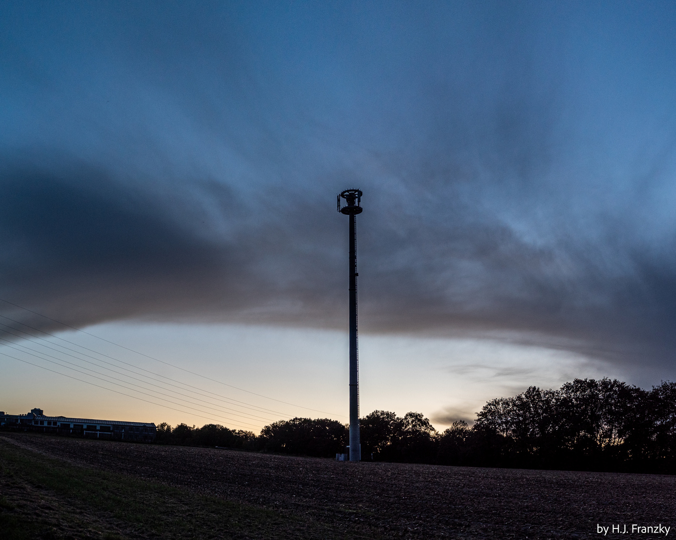 5G-Mast zur blauen Stunde