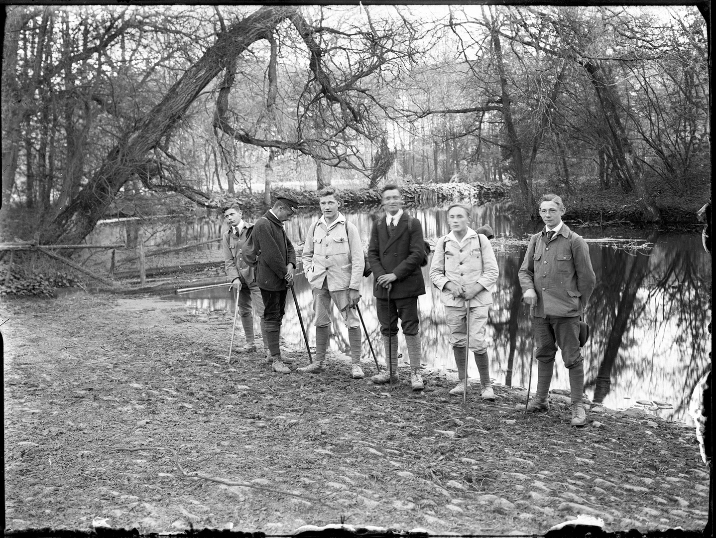 6 junge Wanderer an der Alster vor 100 Jahren