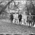 6 junge Wanderer an der Alster vor 100 Jahren