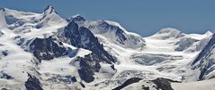 6 Monterosagipfel  und davon ist die Dofourspitze (zweiter von links) die Nummer 3 in Europa