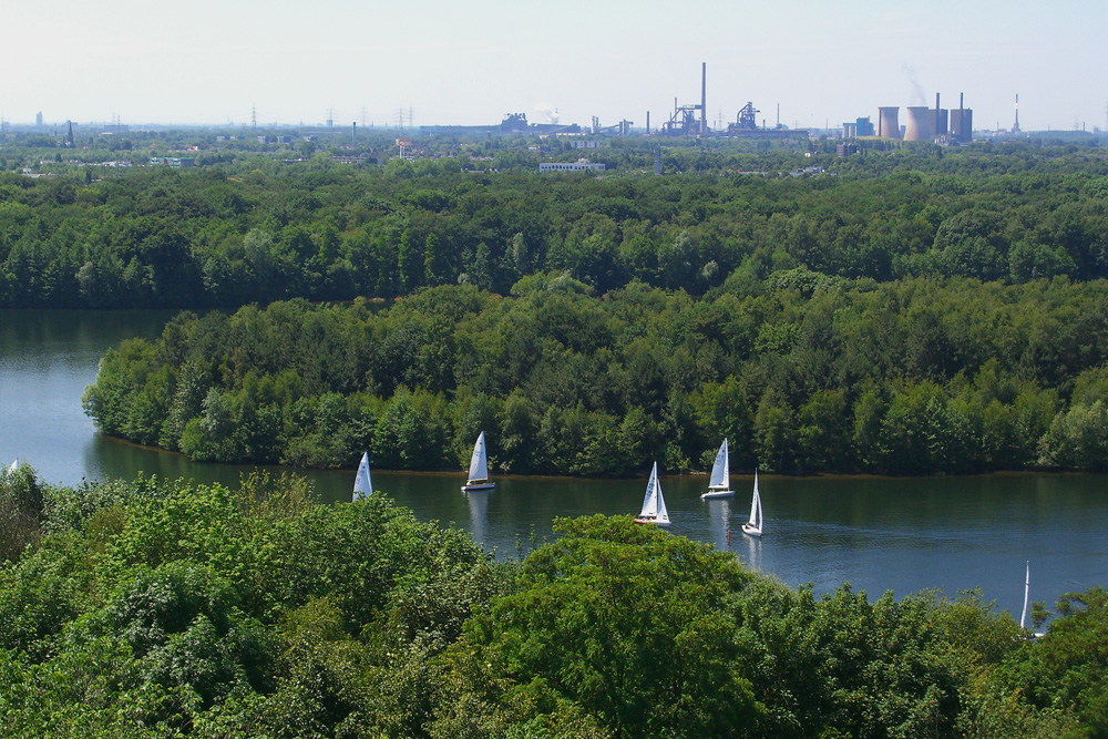 6 Seenplatte in Duisburg und das Thyssen-Krupp-Stahlwerk in Sichtweite