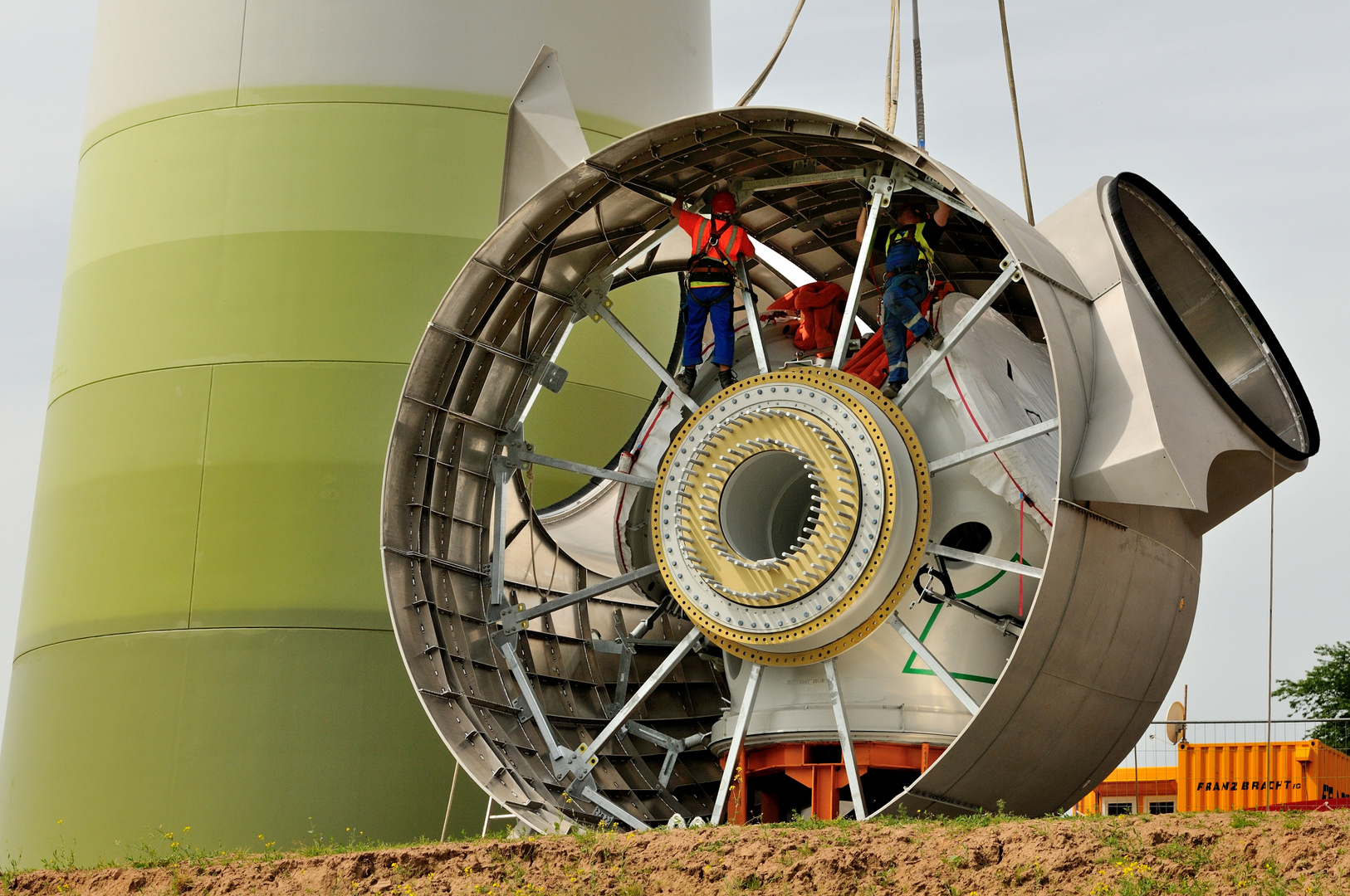  60 TONNEN allein wiegt die Nabe dieser Windkraftanlage, an der...  