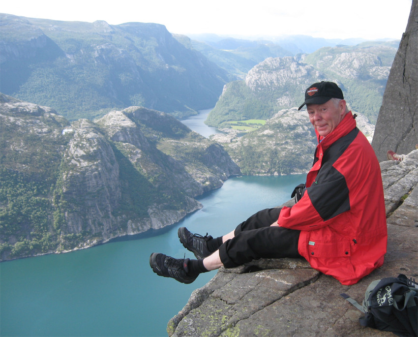 600 m über dem Fjord auf dem Preikestolen (Norwegen)