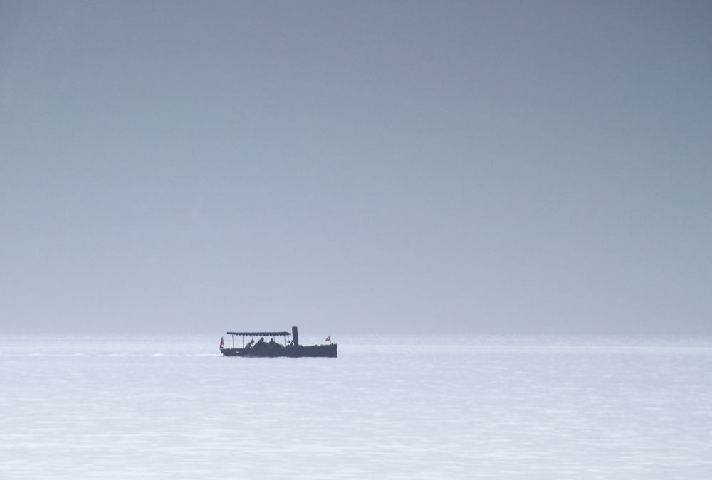 Dampfboot im Morgendunst von GChristo 