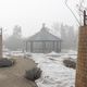 Rosenpavillon im Nebel