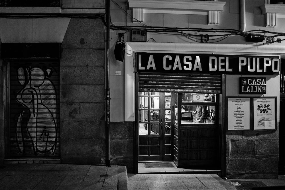 Altstadt von Madrid in der Nacht von MCube 