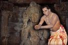 Mann opfert in Khajuraho Tempel by Carl Mani