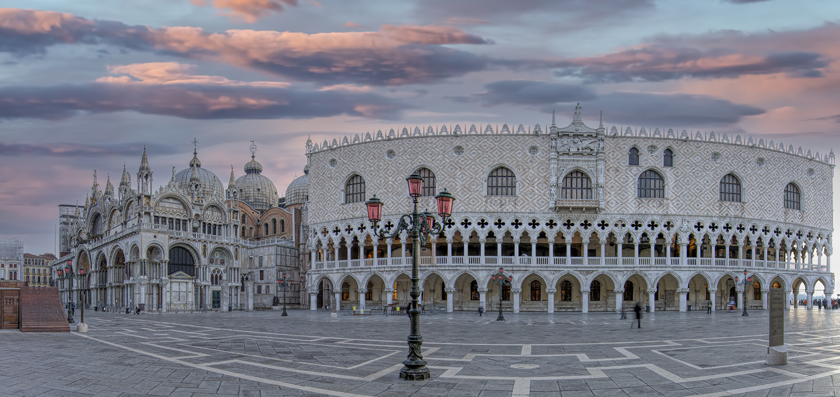 6306C+09C Markuskirche und Dogenpalast Venedig Panorama Morgenrot