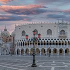 6306C+09C Markuskirche und Dogenpalast Venedig Panorama Morgenrot