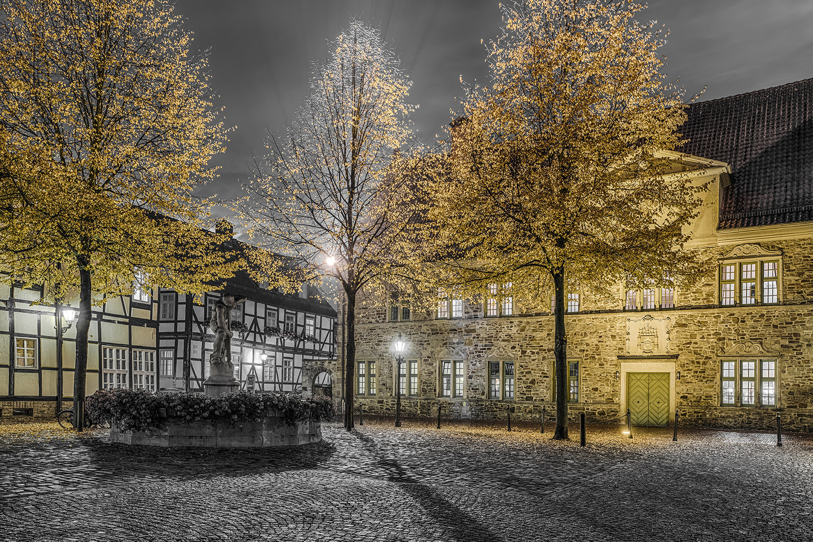 6344R-48R Kirchplatz Rinteln beleuchtet Herbst sw col y