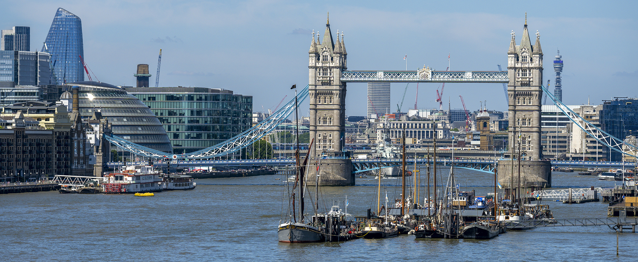 6378TZ Tower Bridge  City Hall und Schiffe an der Themse London England