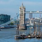 6378TZ Tower Bridge  City Hall und Schiffe an der Themse London England