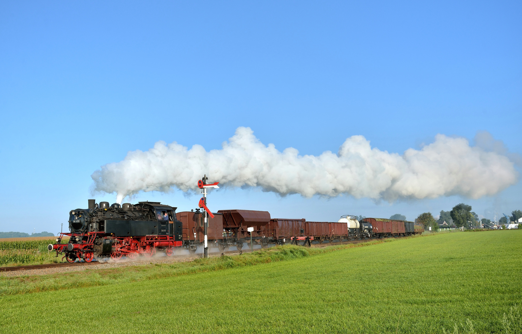 64 415 mit einem Güterzug bei Beekbergen