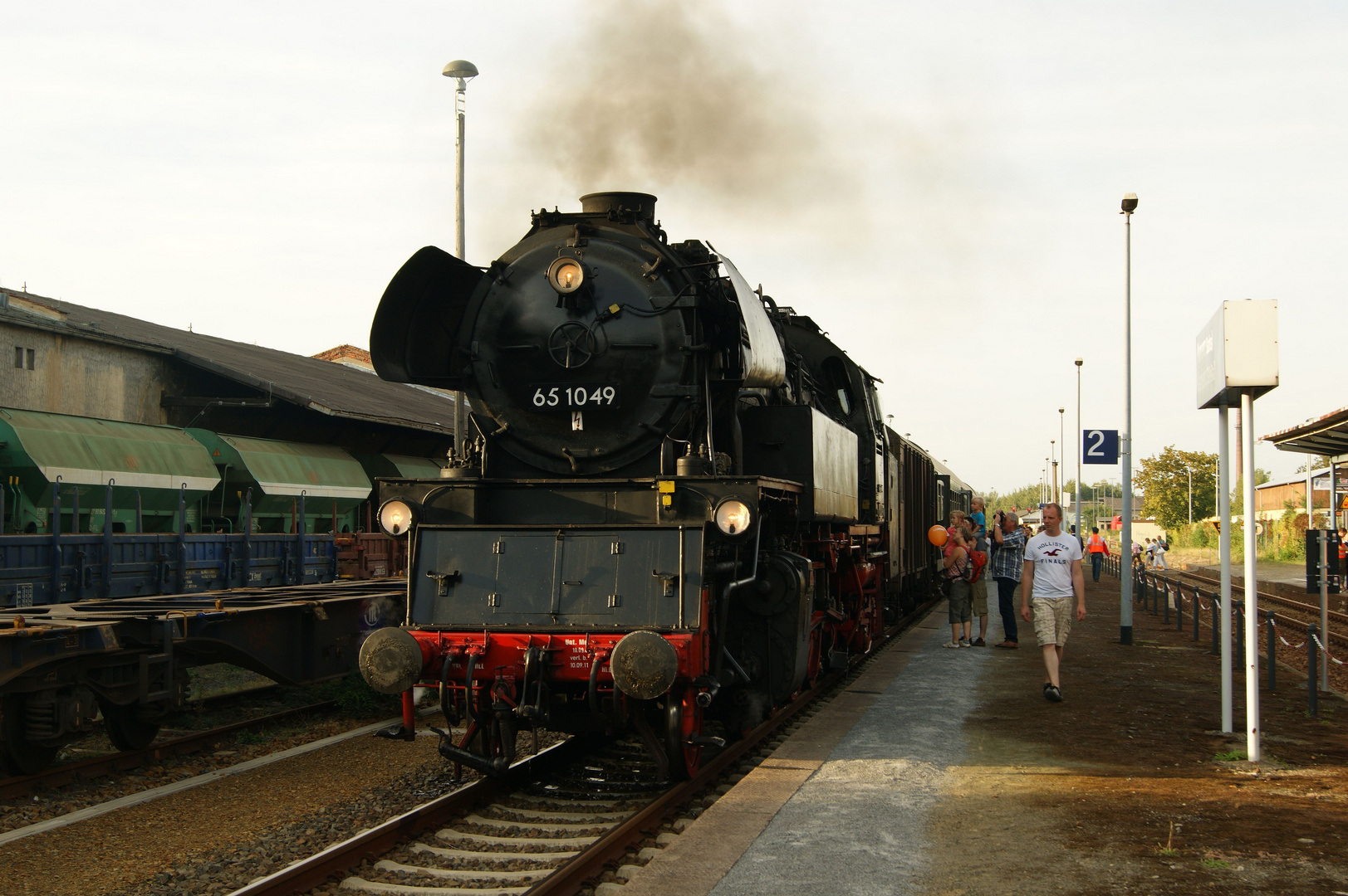 65 1049 mit ihren Sonderzug im Bahnhof Kamenz