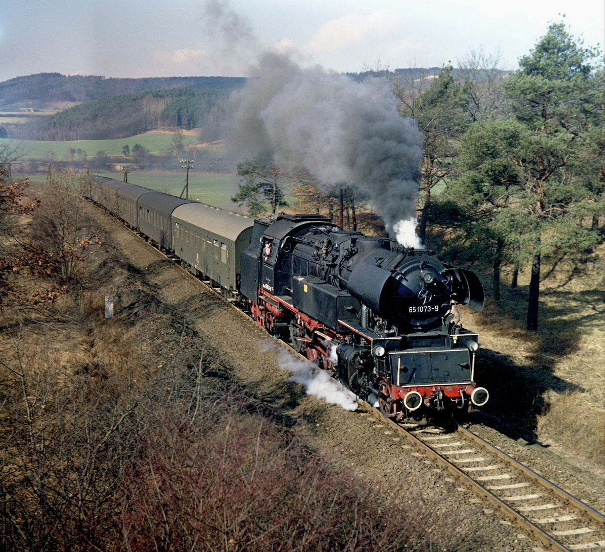 65 1073 mit Personenzug von Jena nach Gera bei Laasdorf, März 1978