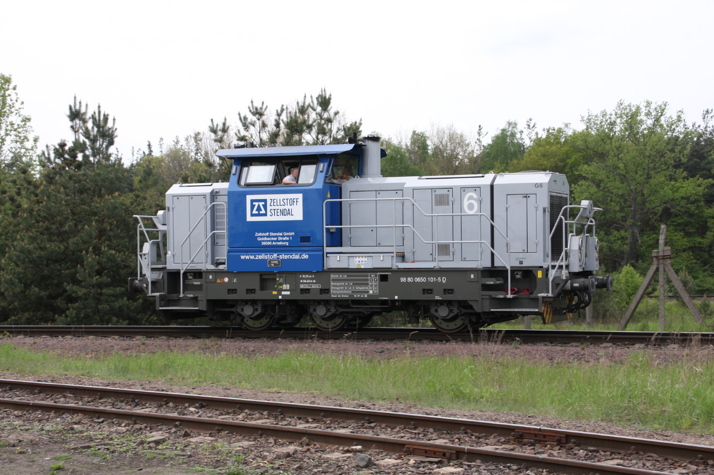 650 101 fährt vor einem Zaun