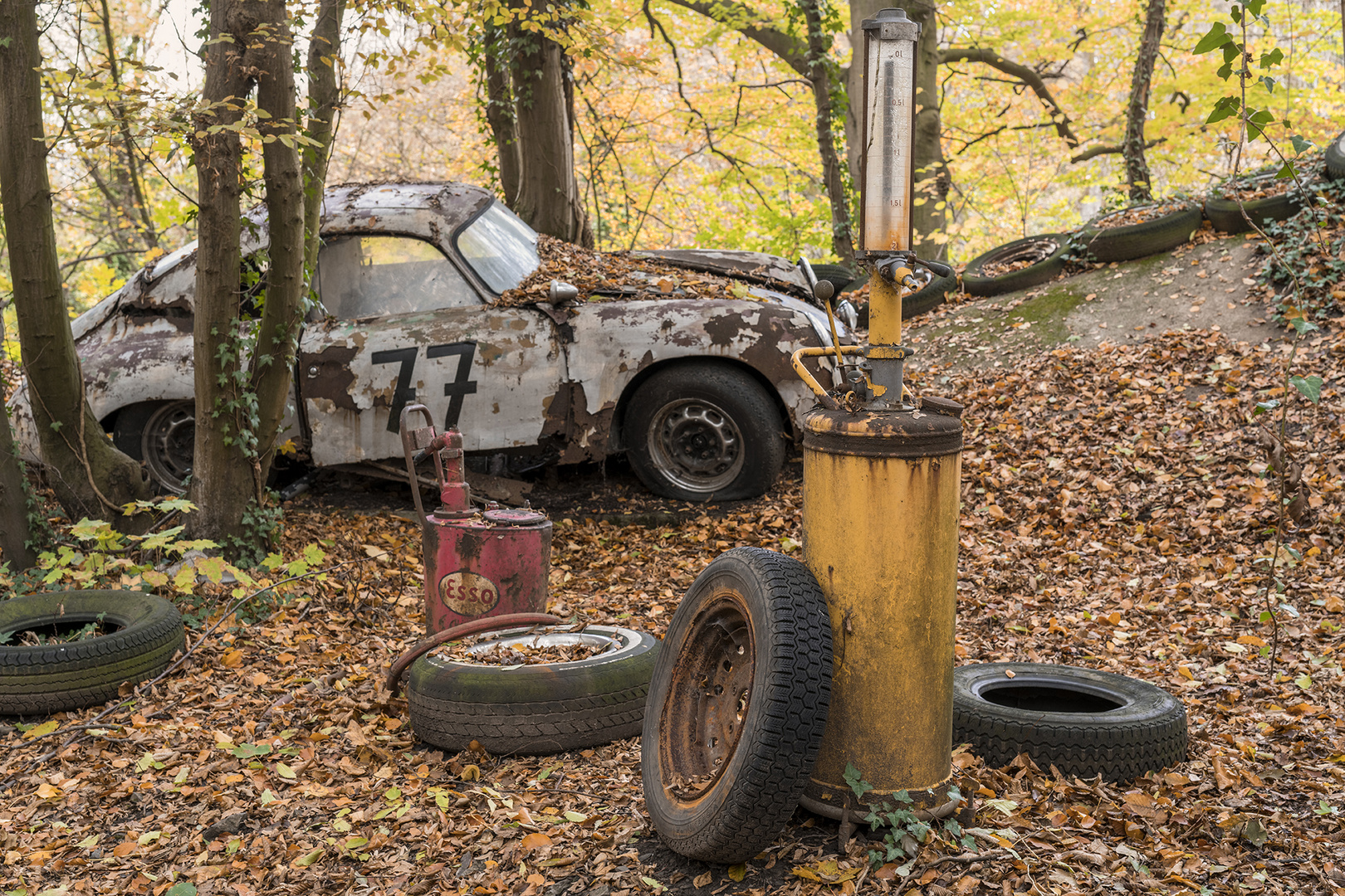 6591R Autofriedhof Neandertal Porsche an Tankstelle