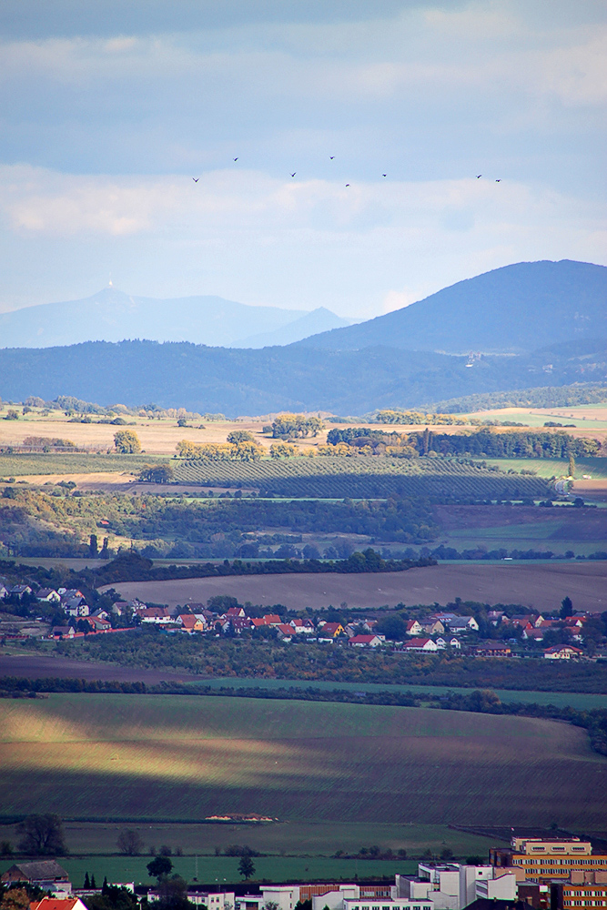 66 km Sicht zum Jeschken ( oben links) vom böhmischen Radebyl (Radebeule) vom 14.10. 11 und...