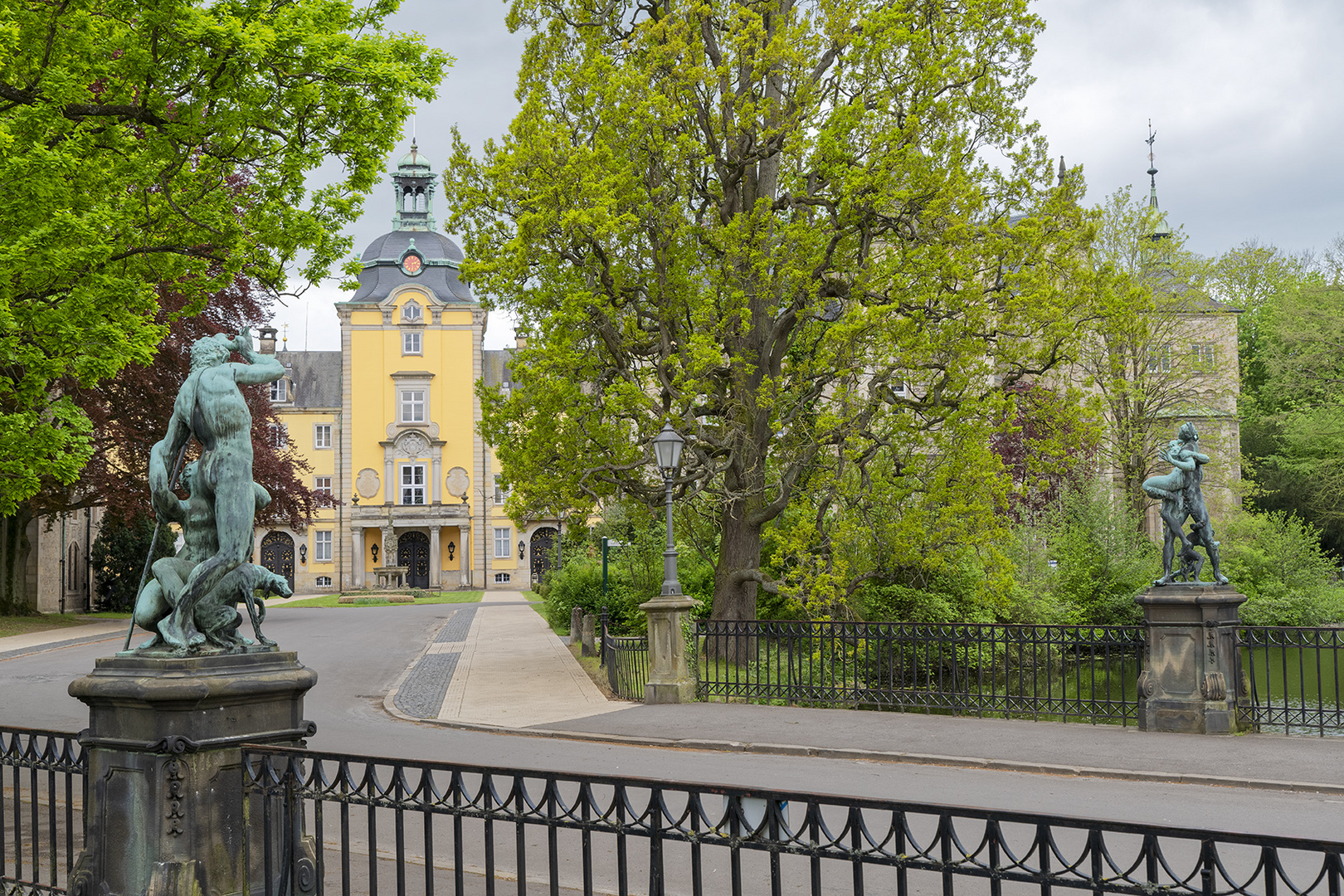 6699S Schloss Brückeburg mit  Skulpturen  von De Vries auf der Brücke