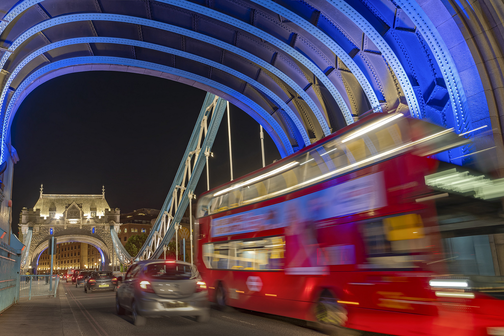 6776TZ Tower Bridge  mit fahrendem rotem Buss London England