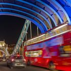 6776TZ Tower Bridge  mit fahrendem rotem Buss London England