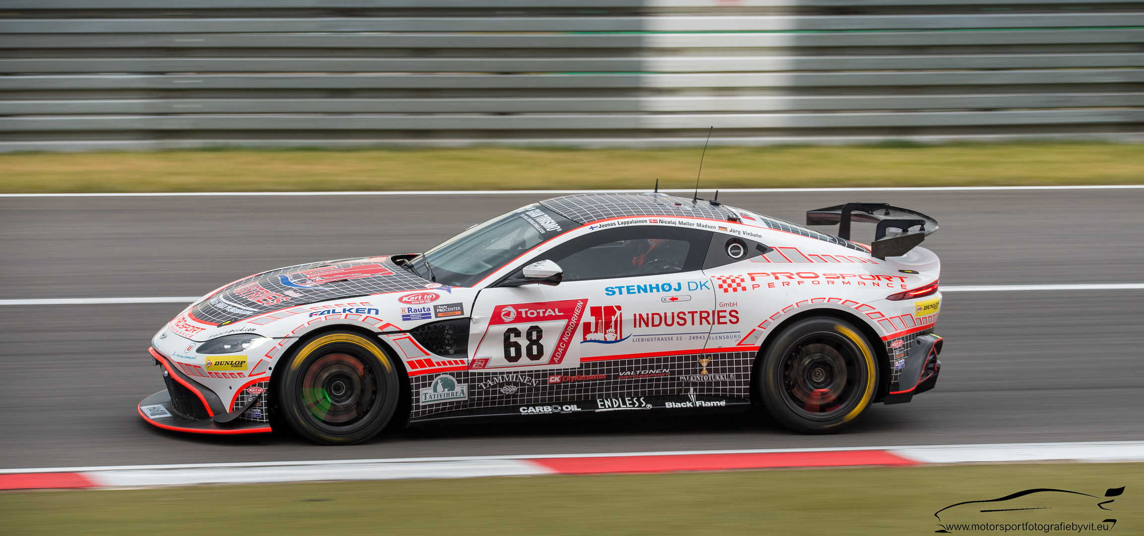 # 68 Aston Martin Vantage GT4