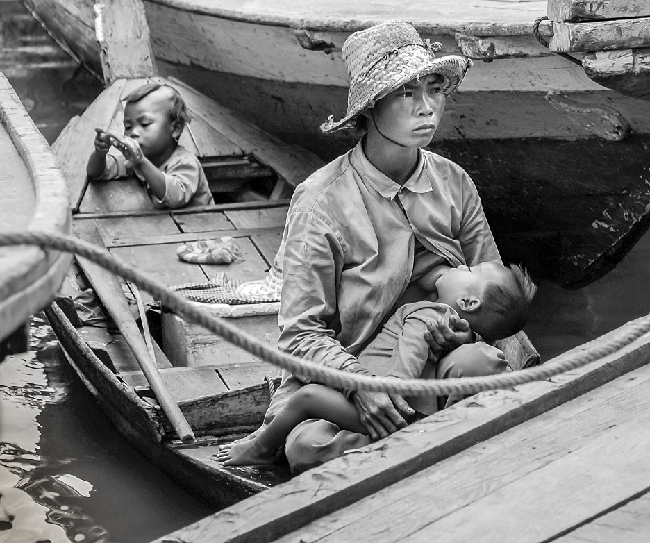 Mutter mit Kind in Halong bay von Harald Egert 