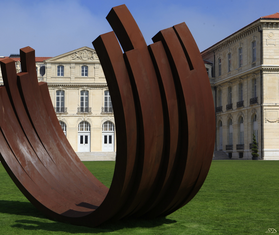 7 des 84 arcs de Bernar Venet.