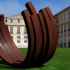 7 des 84 arcs de Bernar Venet.