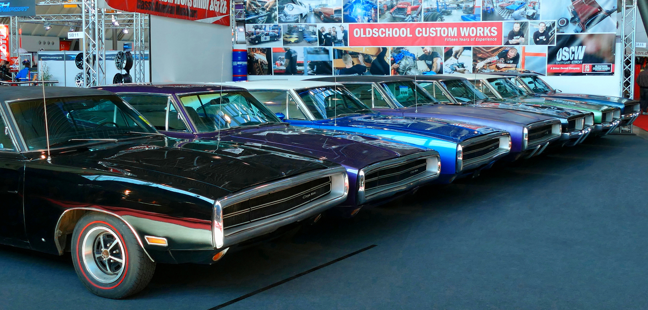 7 Dodge Charger in einer Reihe