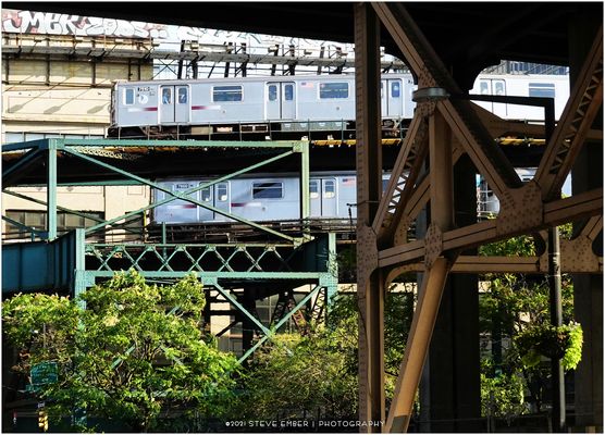 7-Scape No.23 - Manhattan- and Flushing-bound 7 Trains at Queensboro Plaza