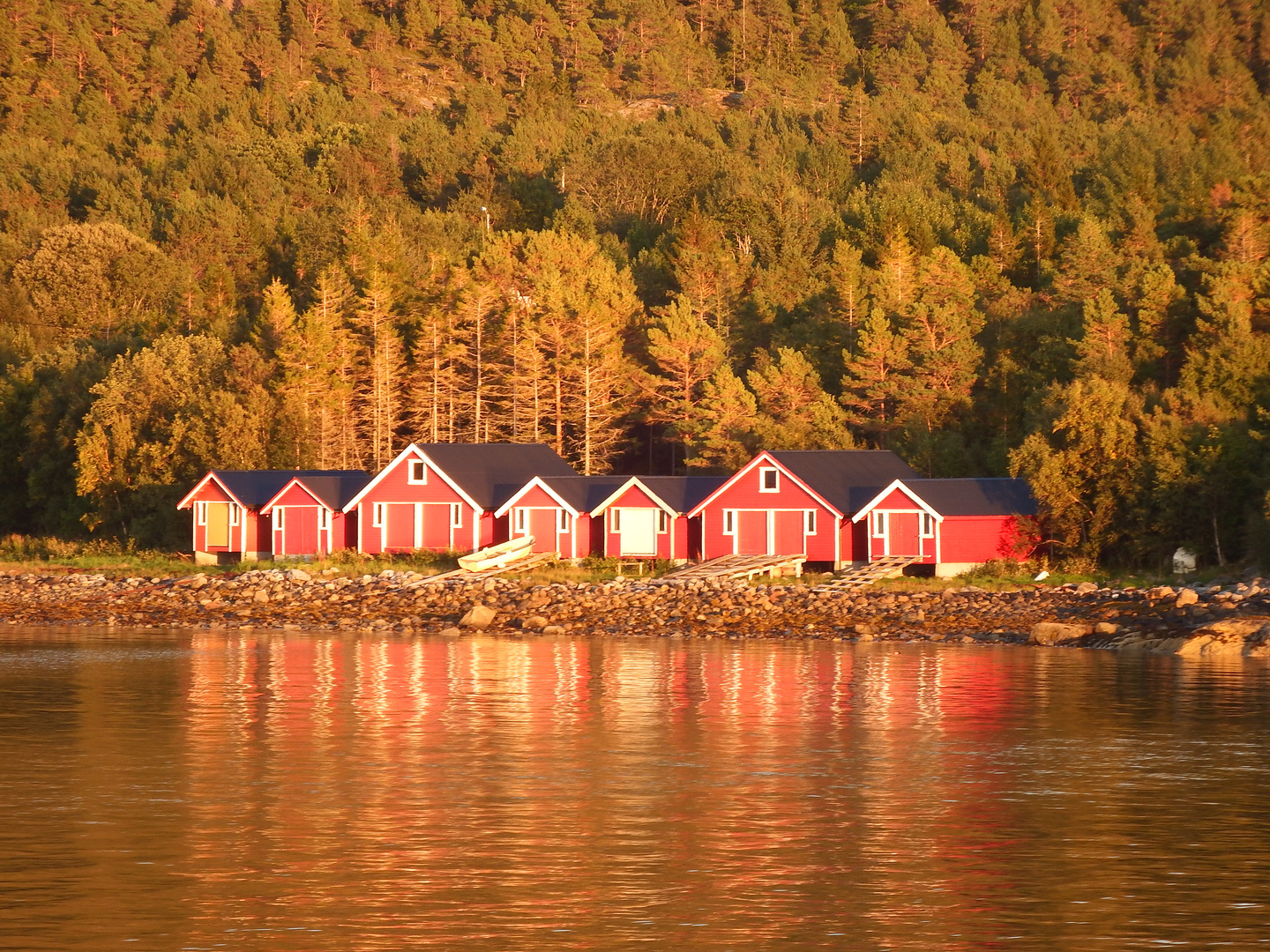 7 Schuppen am Fjord