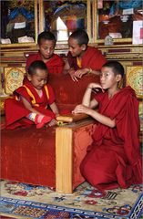 7 year old bakula rinpoche with friends (20. reinkarnation des arhats bakula)