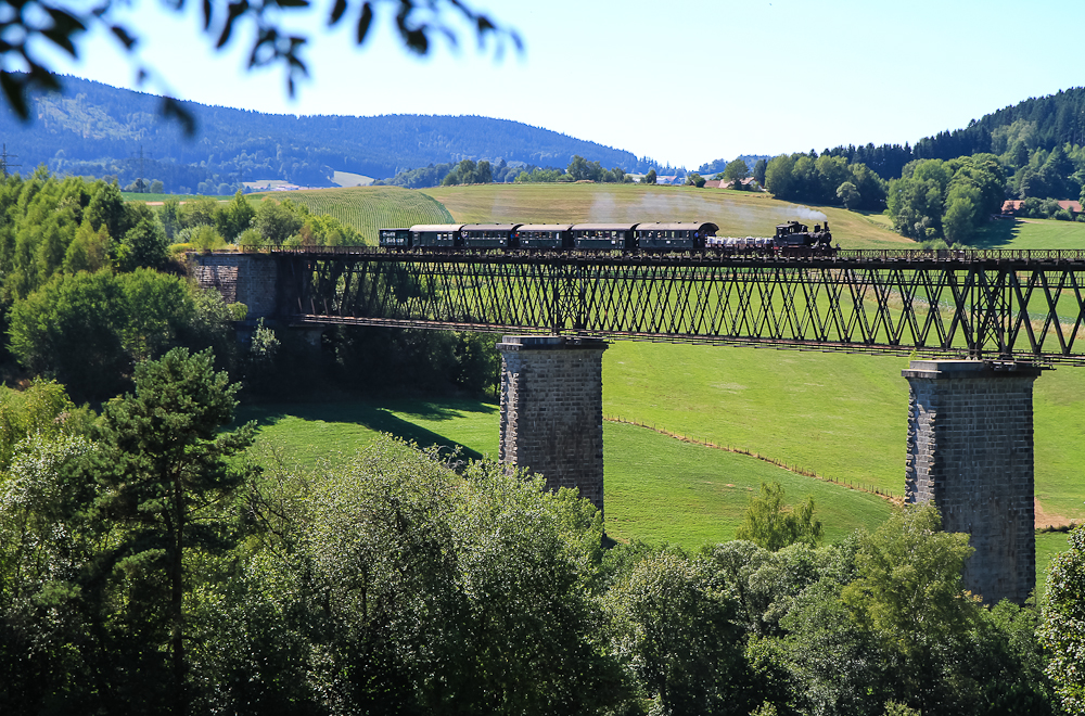 70 083 auf der Brücke