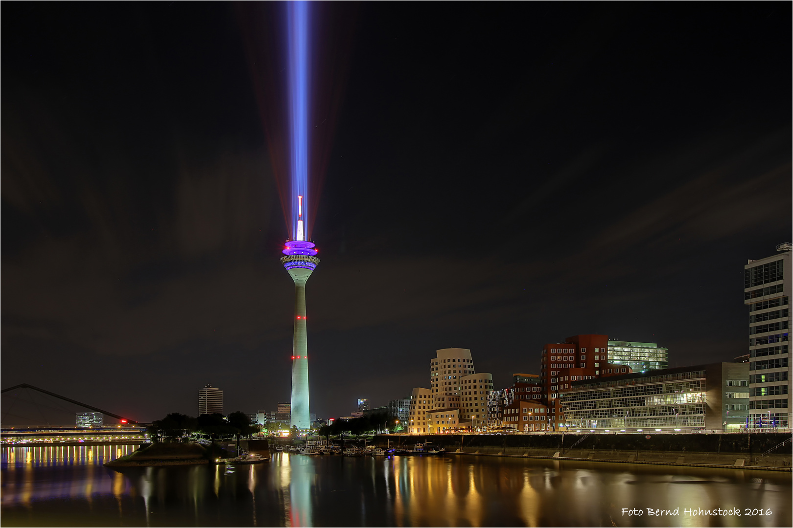 70 jahre NRW am Rheinturm in Düsseldorf ... 