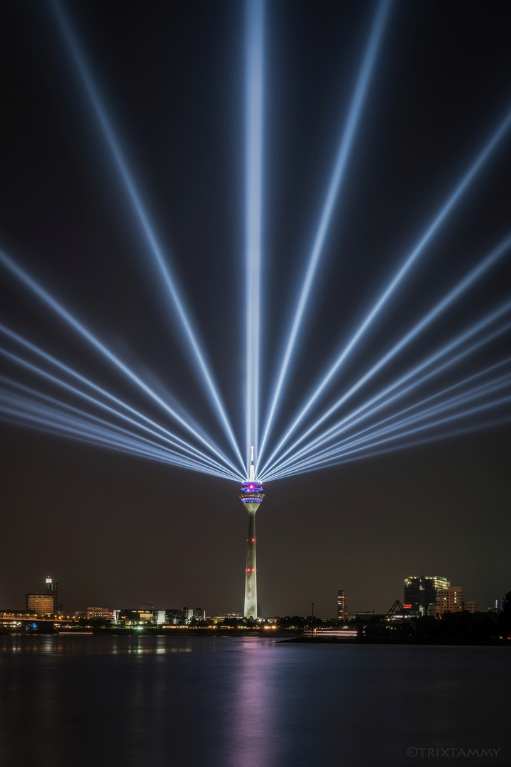 70 Jahre NRW...Düsseldorfer Fernsehturm...Rheinkomet
