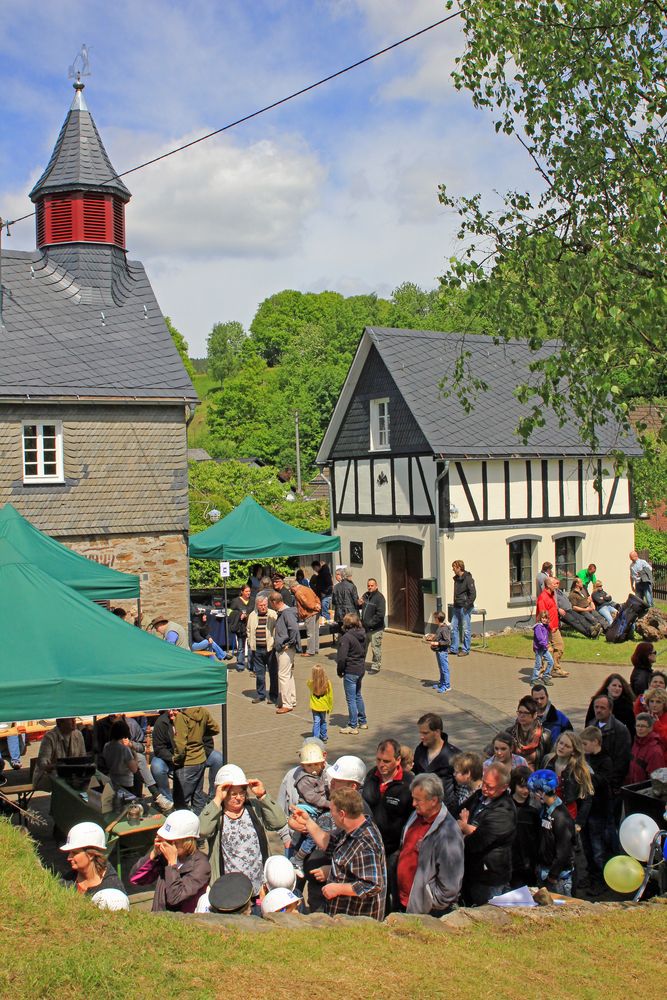700 Jahre Grube Stahlberg 5 (unten links warten die Besucher vor dem ...