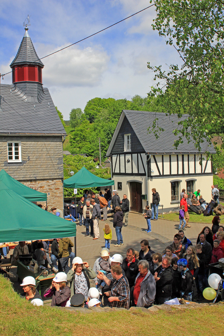 700 Jahre Grube Stahlberg 5 (unten links warten die Besucher vor dem "Tiefen Müsener Stollen")