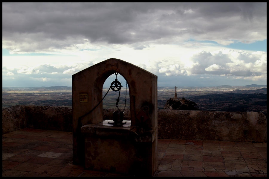 700 Meter tiefer Brunnen auf dem Berg San Salvador