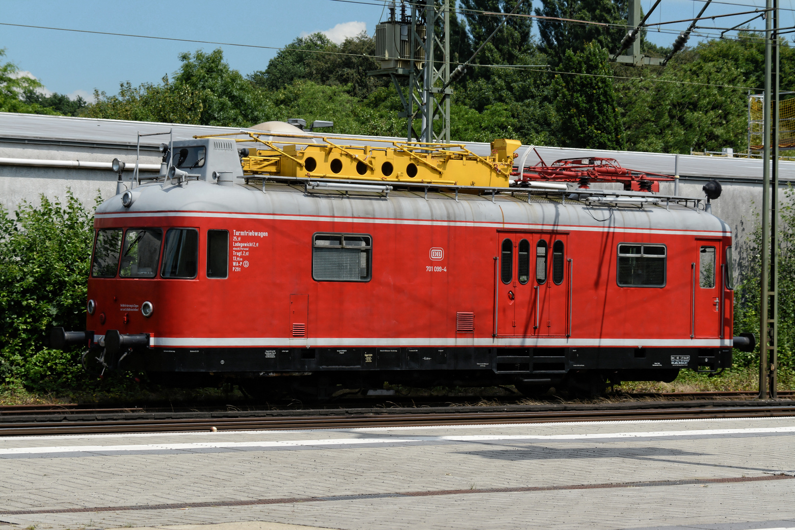 701-099-4 im Bahnhof Eller