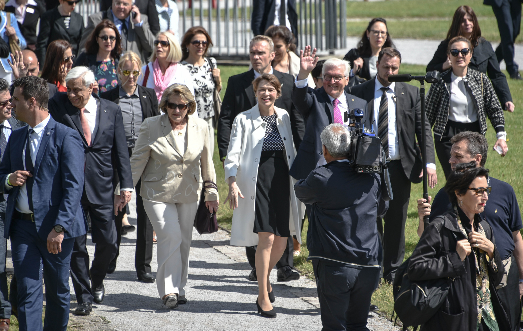 7/100 (D14) Steinmeier und Pavlopoulos eröffnen documenta 14 in Kassel