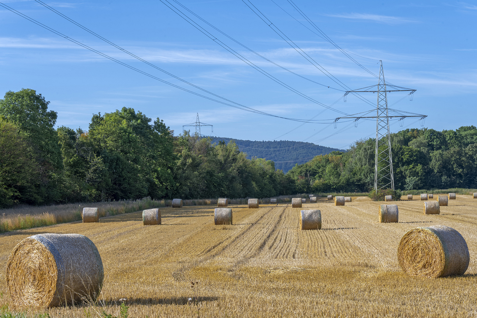 7166TZ Strohballen und Stromleitungen in der Landschaft Minden Meissen
