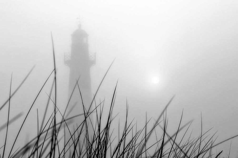 Leuchtturm im Nebel von Barbara Er