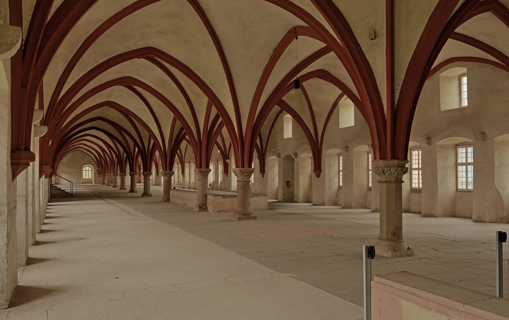  72 m lang ist das Dormitorium, d.h. der Schlafsaal der Mönche im Kloster Eberbach,.. 
