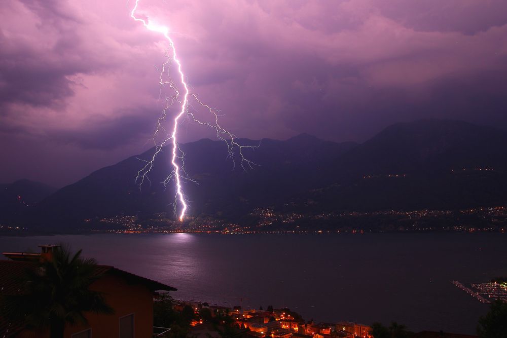 Gewitter über dem See von Doris Servos