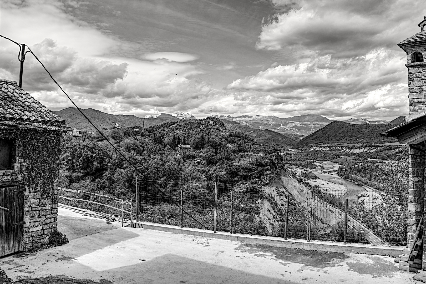 7209   *** Ainsa Blick von Ainsa in die Gipfel der Pyrenäen ***